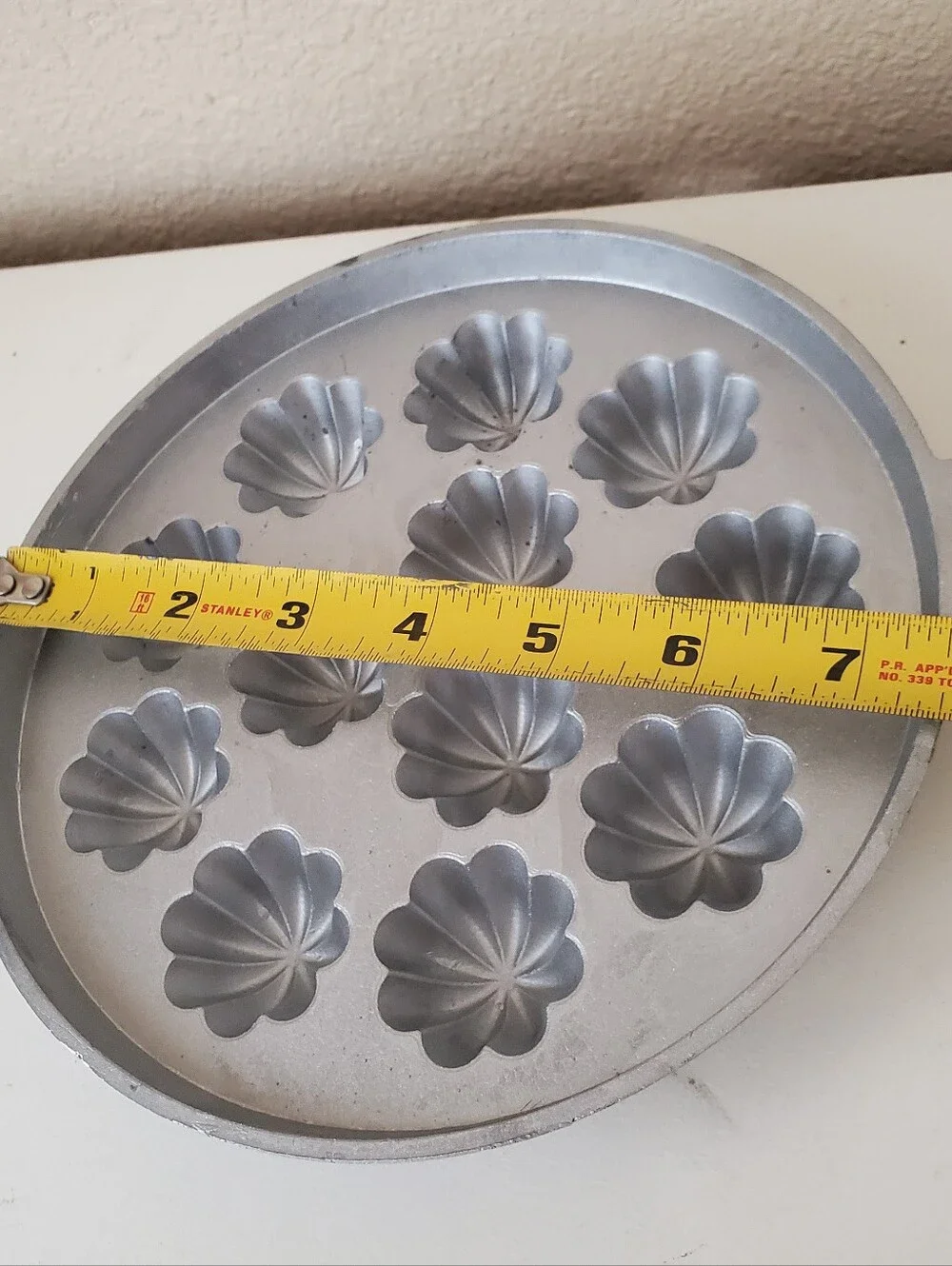 Kanom krok Thai coconut pancake aluminum 12-cavity flower round mold w/ lid